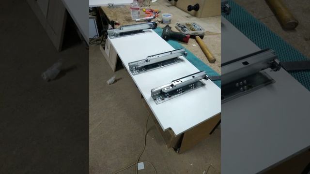 Присадка кухни. Шкант, минификс, конфермат и ящики от блюм. С кондуктором мастер 32. смотреть онлайн