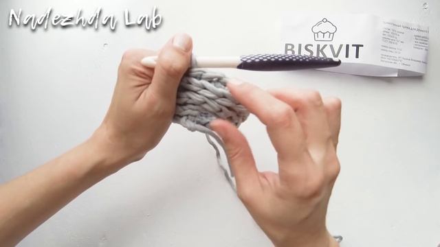 Браслет из трикотажной пряжи. Вязание крючком из остатков пряжи смотреть онлайн