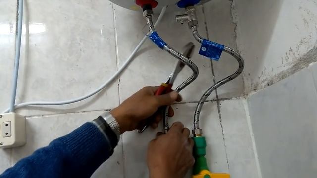 خروج الهواء من سخان المياه الكهربائي بعد التركيب لاول مره مهم جدا смотреть онлайн