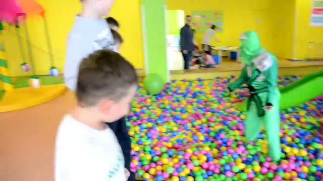 Веселые прыжки в шарики, видео для детей смотреть онлайн