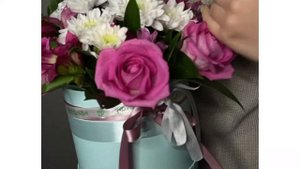 Букет в шляпной коробке small из розовых роз, хризантем и альстромерий