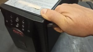 Безперебойник APC (Smart-UPS 750) Индикатор когда нужно заменить батареи, как достать батареи!