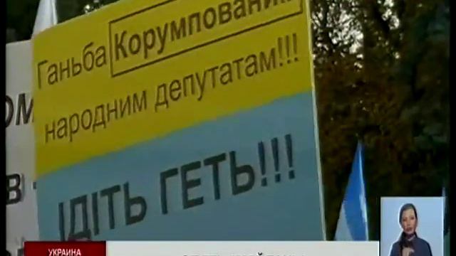 К резиденции Петра Порошенко под Киевом стянуты военные и техника смотреть онлайн
