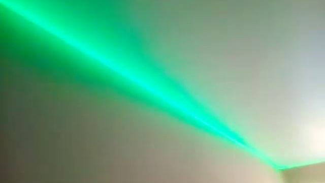 Игра цветных лучей света на натяжных потолках. смотреть онлайн