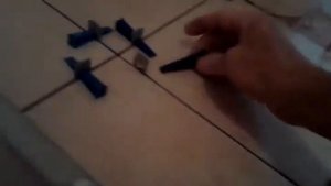 Кладём плитку на пол. Ровный пол.