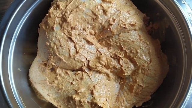 Курочка, маринованная специями и соусом, запеченная в духовке