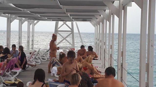 Крым Ялта лето Массандровский пляж,ЛЮДЕЙ ПОЛНО на ПЛЯЖЕ.ОТДЫХАЮЩИЕ ВСЕ НА МОРЕ.КРЫМ Ялта 2021.