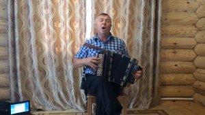 Мансур Абый играет на тальянке и поёт