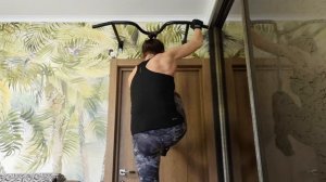 Подтягивания на турнике с резиной на мышцы спины.