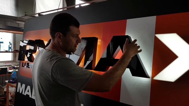 Разница между объемными световыми буквами и буквами с контр ажурной подсветкой на выставочном стенде смотреть онлайн