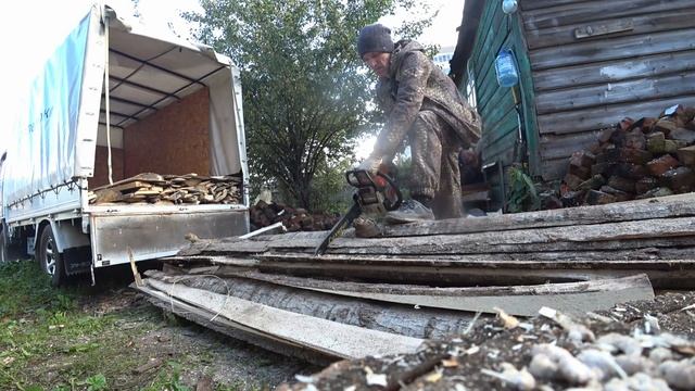 Парень Привёз бабушке дрова- горбыль в центр города. Заработок на горбыле .