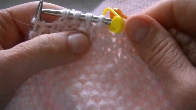 КРАСИВЫЙ,УДОБНЫЙ КАПОР ЖЕМЧУЖНЫМ УЗОРОМ ИЗ ПРЯЖИ ПУХ НОРКИ. смотреть онлайн