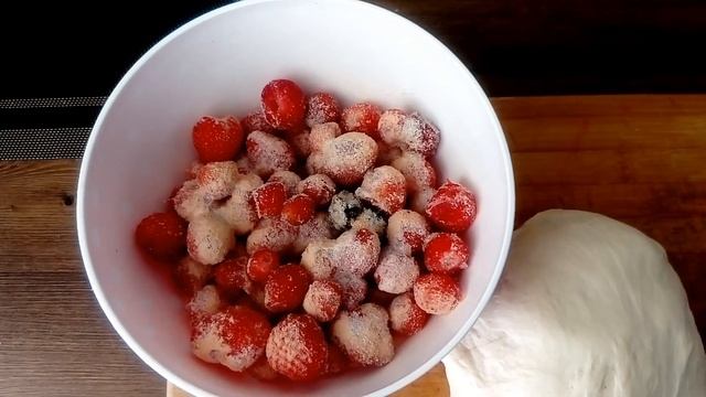 Невероятно вкусный летний пирог с клубникой и киселем! #какприготовитьоткрытыйпирог