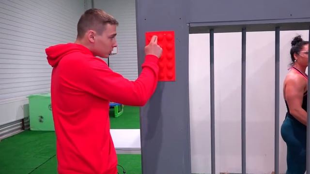 Самый Сильный Человек В Мире VS Самая Сильная Женщина В Мире В Непробиваемых Ящиках !