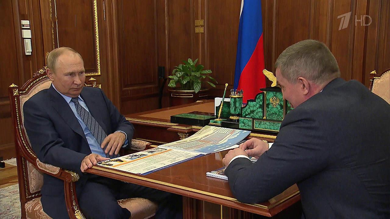 Развитие Волгоградской области Владимир Путин обсудил с губернатором Андреем Бочаровым