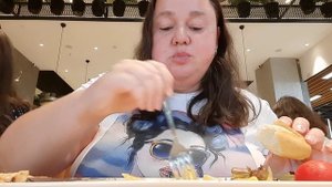 МУКБАНГ?ОБЕД В ТОРГОВОМ ЦЕНТРЕ КУРИЦА С ГРИБАМИ И МАКАРОНАМИ