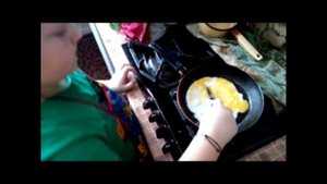 Ребенок/Еда/Дети готовят еду сами/Как я первый раз готовил яичницу