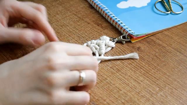 Макраме мастер-класс - Брелок_[360p] смотреть онлайн