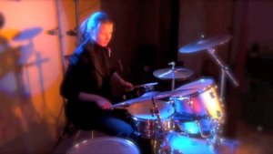 Девушка жжет на барабанах