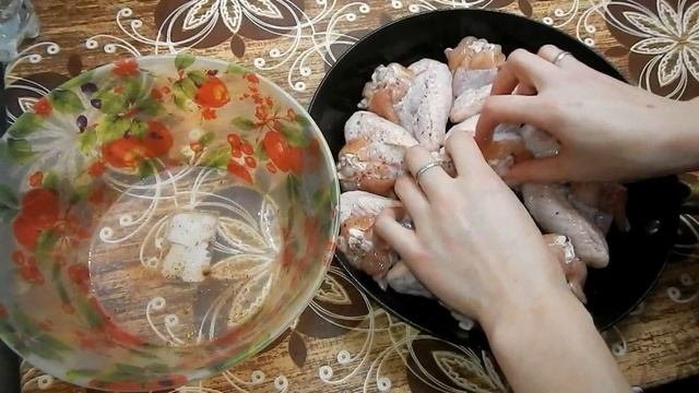 Крылышки аппетитные на сковороде. Видеорецепт
