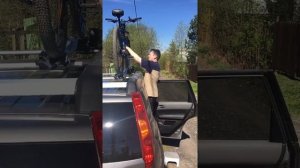 Как снять велосипед с крыши Nissan X-Trail c велокрепления Thule ProRaid 598