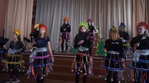 Шикарный номер школьного новогоднего  концерта.