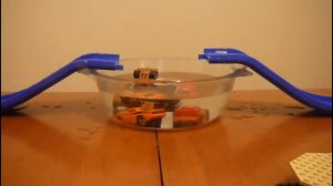 Игрушечные машинки с разгону прыгают в воду. Видео для детей.