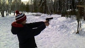 Стреляет пацан из пистолета