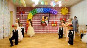 Невероятно трогательный танец детей с малышами