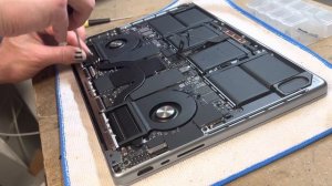 Professionally removing a 14 inch MacBook Pro LCD screen assembly A2442 ￼