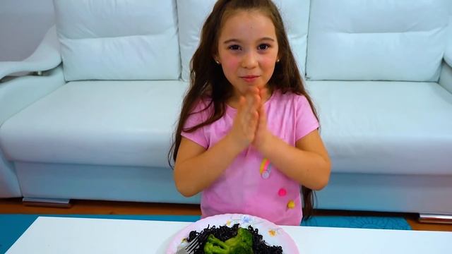 Аня и папа готовят разноцветную лапшу смотреть онлайн