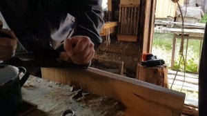 Деревенский парень мастерит корыто для поросят своими руками. Жизнь в деревне