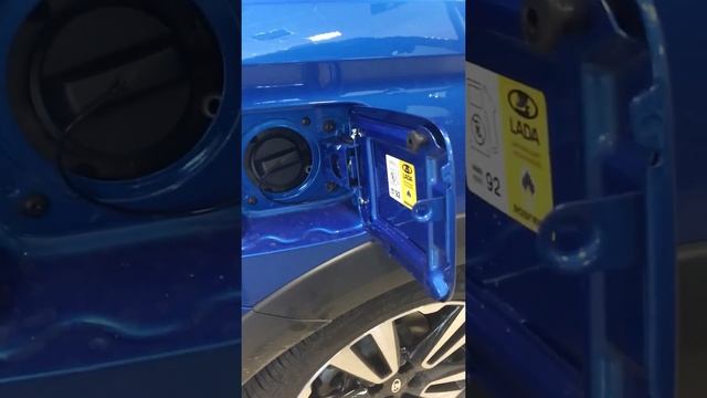 Как открывается лючок бензобака на новой Lada Vesta SW Cross Exclusive смотреть онлайн