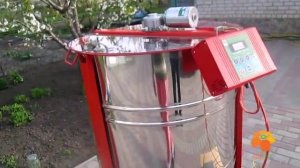 Работа медогонки 4-рамочной с червячным электроприводом ООО "АВВ-100"