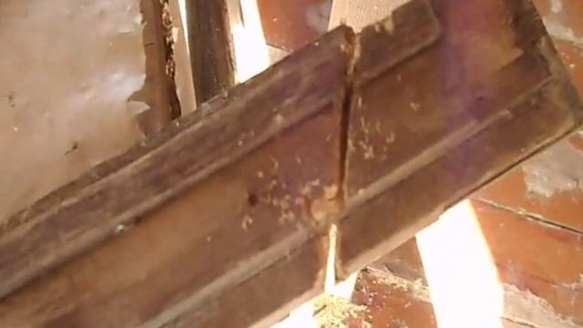 Окно фронтона красивый дизайн из старых деревянных рам.Обшить доской. смотреть онлайн