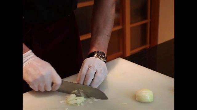 Как быстро и тонко нарезать лук смотреть онлайн