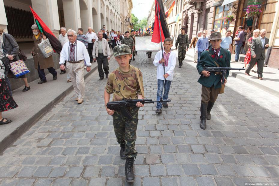 Маленькие украинцы. Украинские дети в военной форме. Дети Украины в фашистской форме. Украинские фашисты. Украинские дети в форме фашистов.