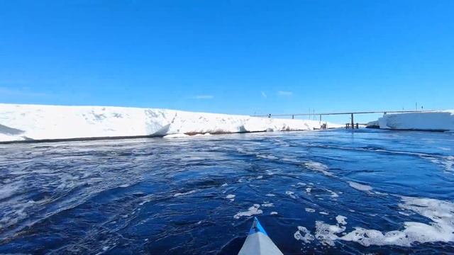ОПАСНЫЙ сплав на каяке в бурном потоке смотреть онлайн
