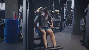 Скручивания сидя в тренажере