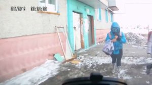 Девочка смешно ударилась головой в лобовое стекло