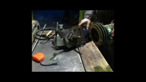 Бюджетная пилорама из болгарки первый распил.home-made sawing of tree