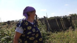 Бабушка порвала траву на огороде