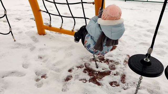 Ева на площадке/ лепим снеговика, играем с гончиком/ зимой на улице/ щенячий патруль/ горы снега/ смотреть онлайн