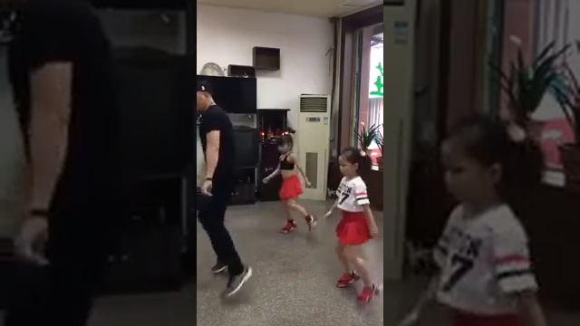 Прекрасное трио  папа танцует с дочками  The lovely trio dad dances with daughters