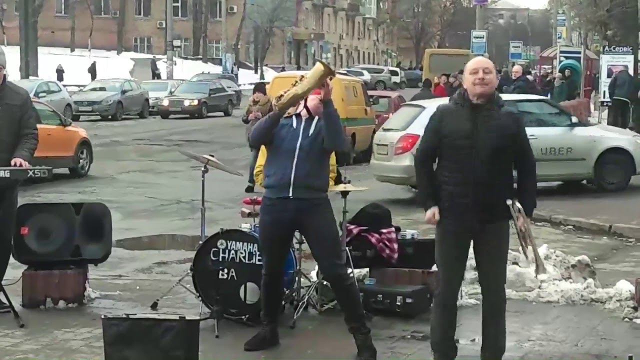 Взрыв эмоций! Уличные музыканты в Киеве! Трава у дома - "Земляне" группа CHARLIE BAND
