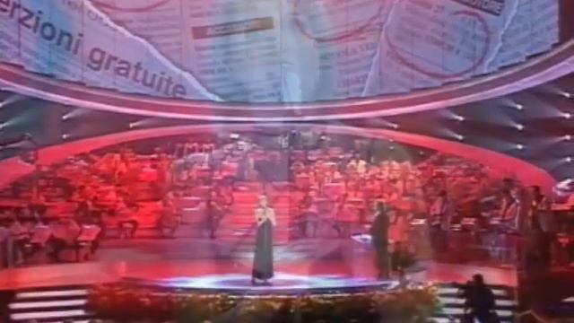 Paola Cortellesi a Sanremo 2004 canta gli annunci sui giornali - "No perditempo" смотреть онлайн