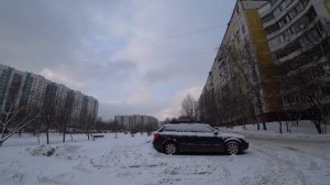 У метро Ясенево