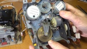 Лентопротяжный механизм кассетной деки.