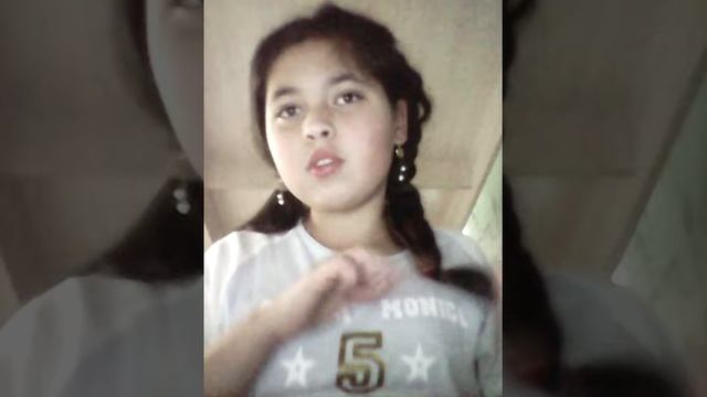 Как плести французские косички? Ф этом видео вы найдёте ответ на этот вопрос(извините за голос) смотреть онлайн