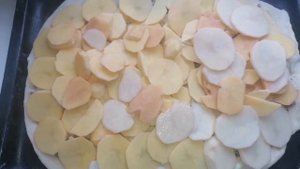 Как испечь закрытый пирог в духовке с рыбной консервой и картофелем. Просто и вкусно.